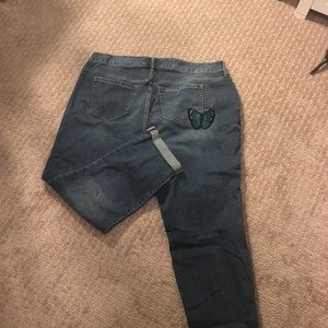 Cropped denim pants with butterfly application